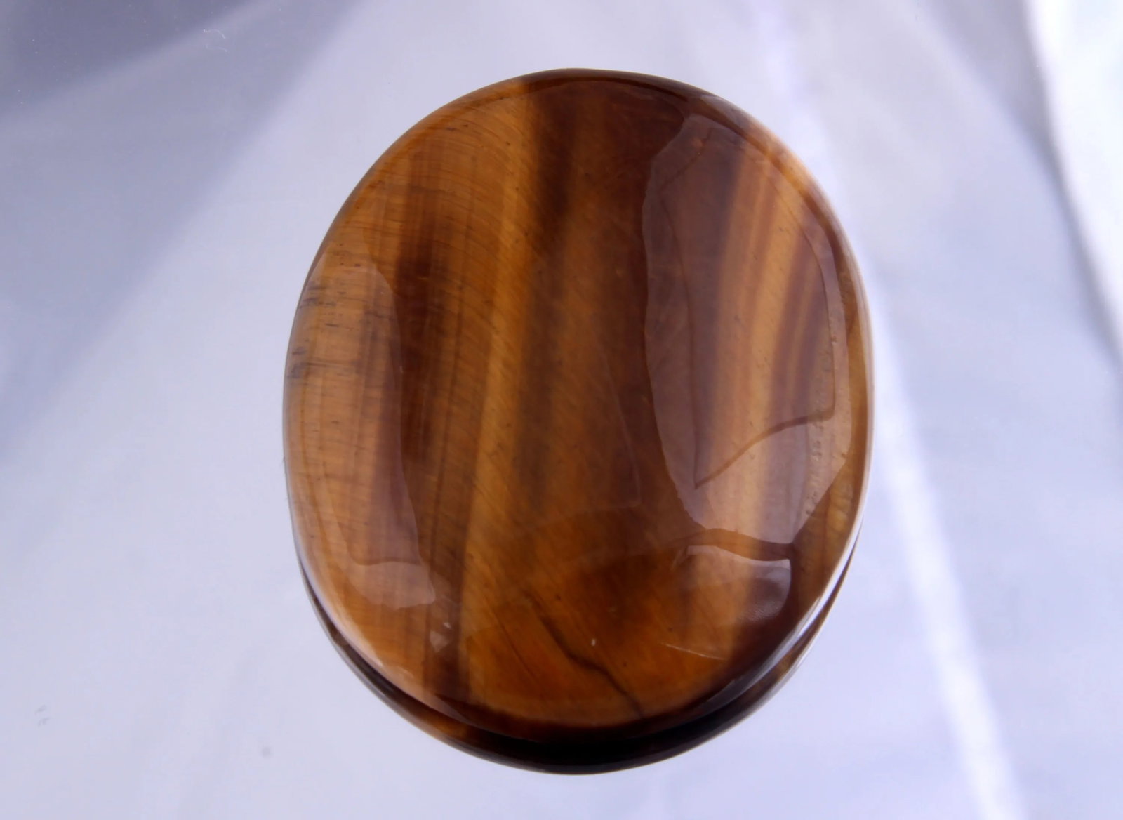 Beautiful 90.39 cts Natural Tiger Eye: Gemstone : Natural Tiger Eye Origin : Africa Weight : 90.39 carats Dimensions : 40x32 mm Shape : OVal Cabochon Color : Brown Treatment : None Transparency : Opaque Shipping-: Flat rate of $7.00 to any