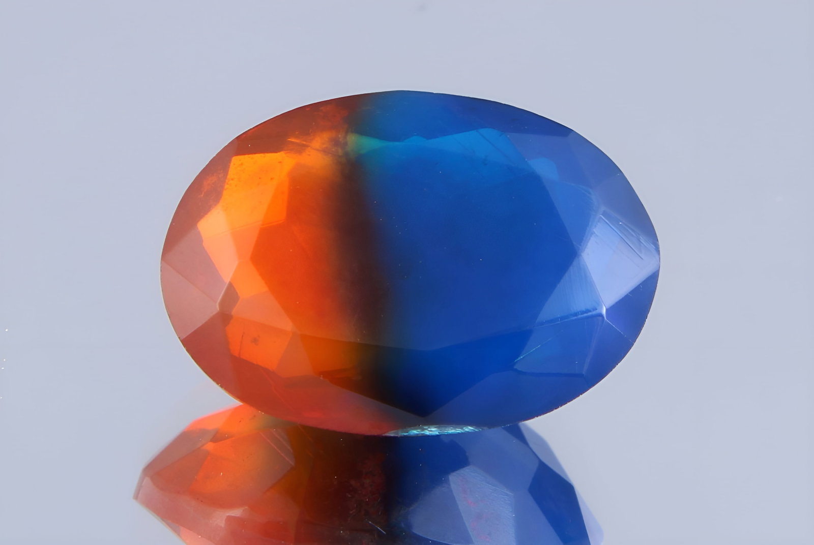 Lovely 1.49 Cts Natural Bi-Colour Ethiopan Opal: Gemstone : Natural Bi-Colour Ethiopian Opal Shape and cut : Oval Cut Weight : 1.49 Carats Measurements : 10.62x7.53x4.67 mm Color : Blue, Pink Transparency : Transparent Treatment : heated Origin : Et