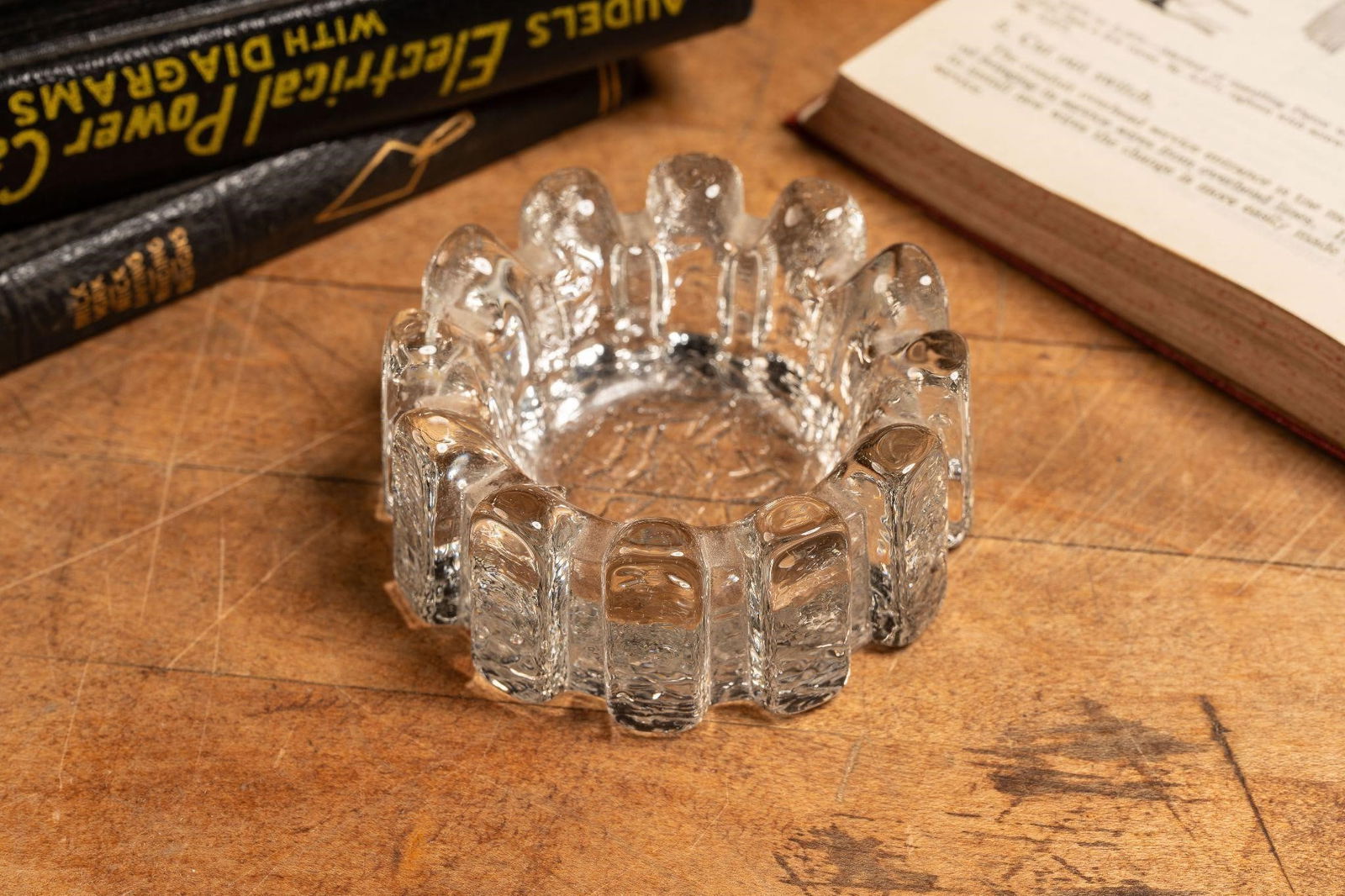 Small Crackle Pattern Glass Ash Cup (1 of 3)