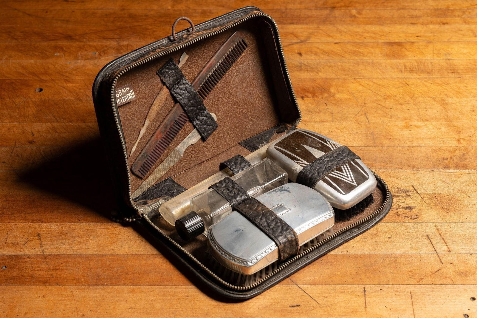 Vintage Leatherbound Men's Travel Vanity Kit (1 of 9)