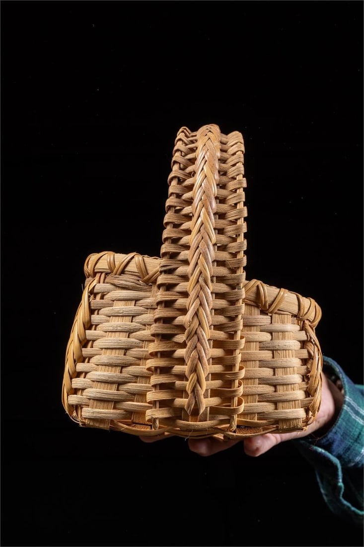 Small Wide Handled Woven Basket (1 of 8)