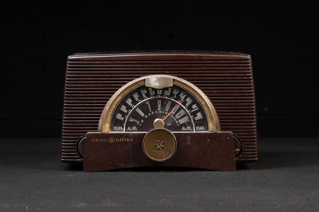 General Electric Model 408 AM/FM Bakelite Radio: **NOTE: Any shipping quotes provided on this screen are provided by Live Auctioneers. For an in-house shipping quote on this lot, please reach out to us at rockauctiongallery@gmail.com.** 