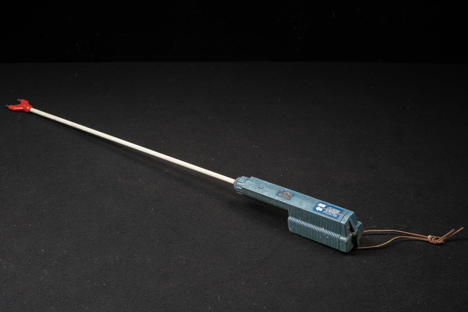 Savage â€?Hot-Shotâ€? Electric Livestock Prod: **NOTE: Any shipping quotes provided on this screen are provided by Live Auctioneers. For an in-house shipping quote on this lot, please reach out to us at rockauctiongallery@gmail.com.** 