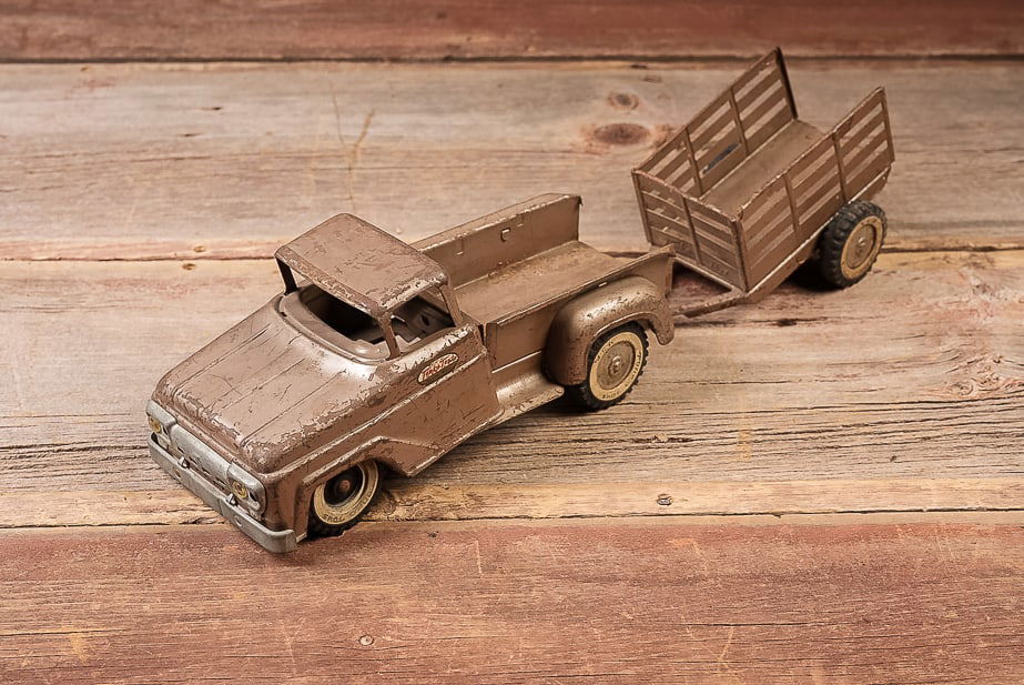 Tonka Pressed Steel Truck w Livestock Trailer: **NOTE: Any shipping quotes provided on this screen are provided by Live Auctioneers. For an in-house shipping quote on this lot, please reach out to us at rockauctiongallery@gmail.com.** 