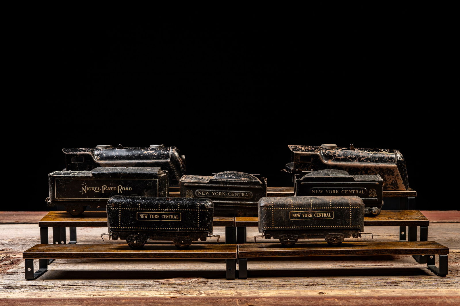 Vintage Tinplate O-Gauge Style Toy Train Cars (1 of 7)