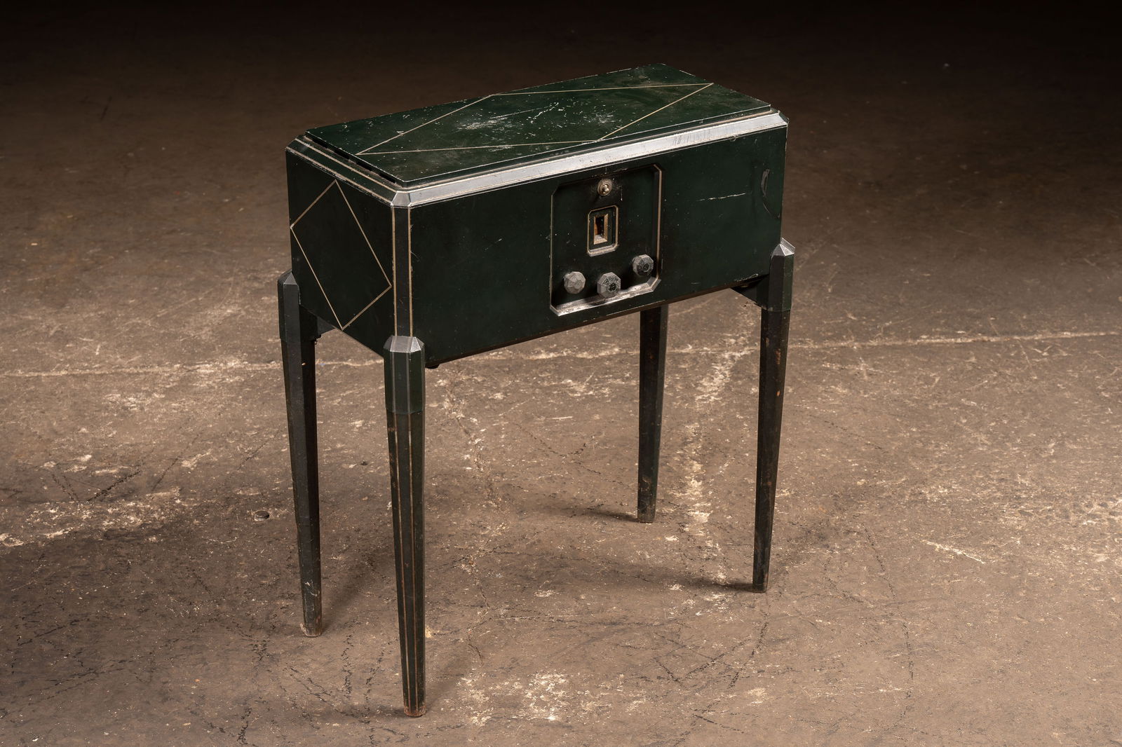 Antique Everready AC Receiver: **NOTE: Any shipping quotes provided on this screen are provided by Live Auctioneers. For an in-house shipping quote on this lot, please reach out to us at rockauctiongallery@gmail.com.** C-19648