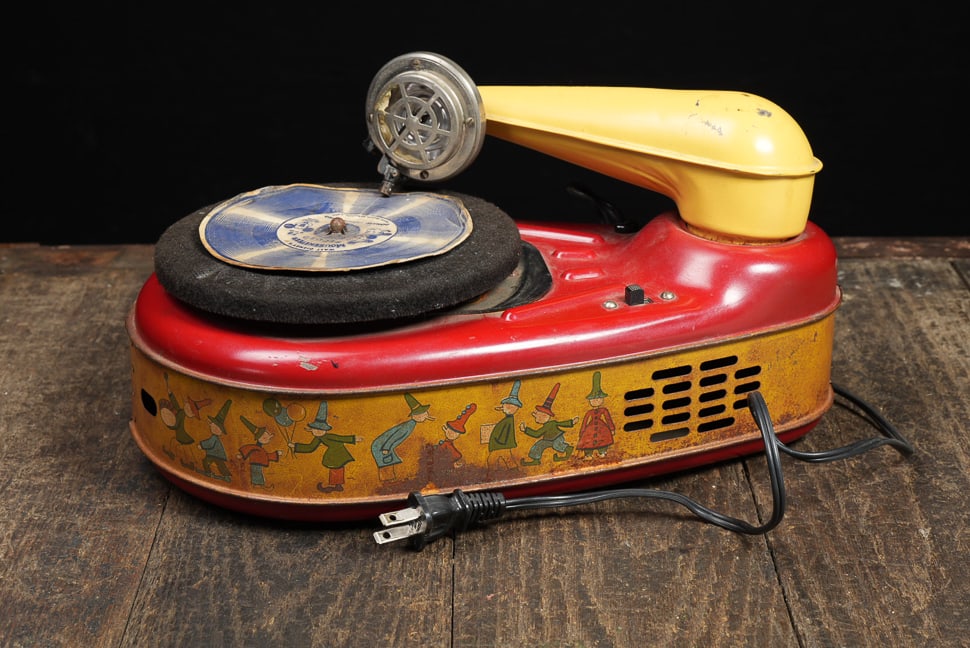 Electric Tin Litho Children’s Phonograph: **NOTE: Any shipping quotes provided on this screen are provided by Live Auctioneers. For an in-house shipping quote on this lot, please reach out to us at rockauctiongallery@gmail.com.** C-14630 This
