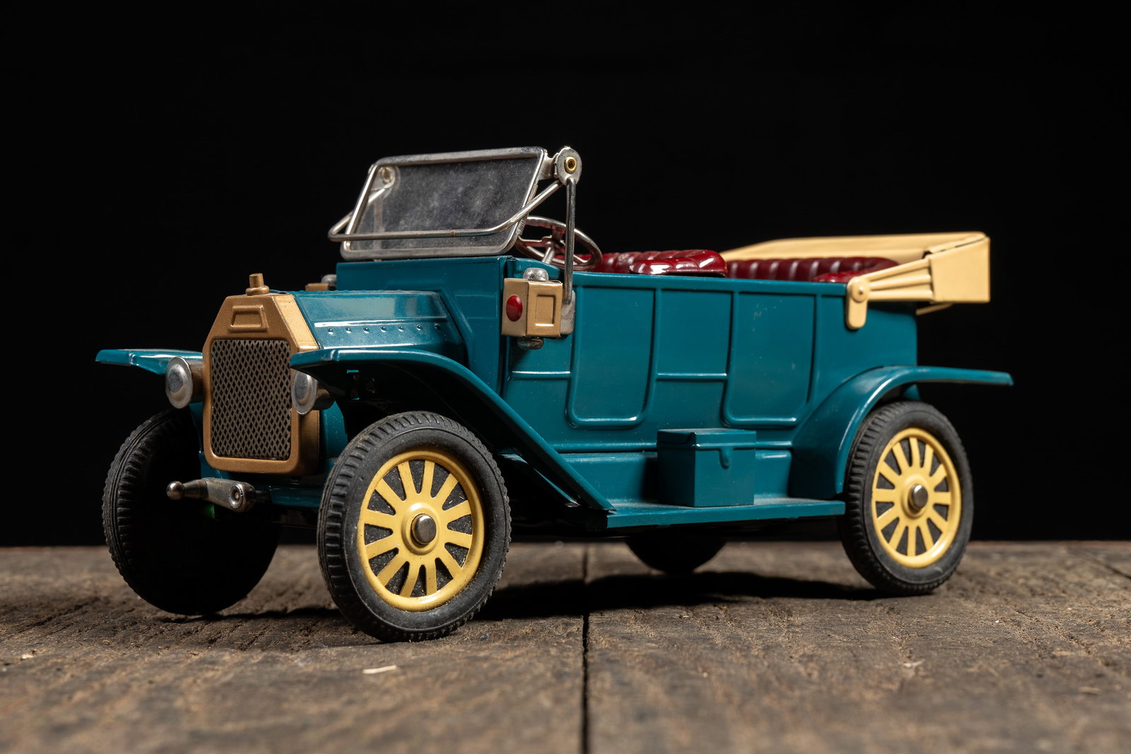 Old-Timer De Luxe Tourer Friction Toy Car (1 of 9)