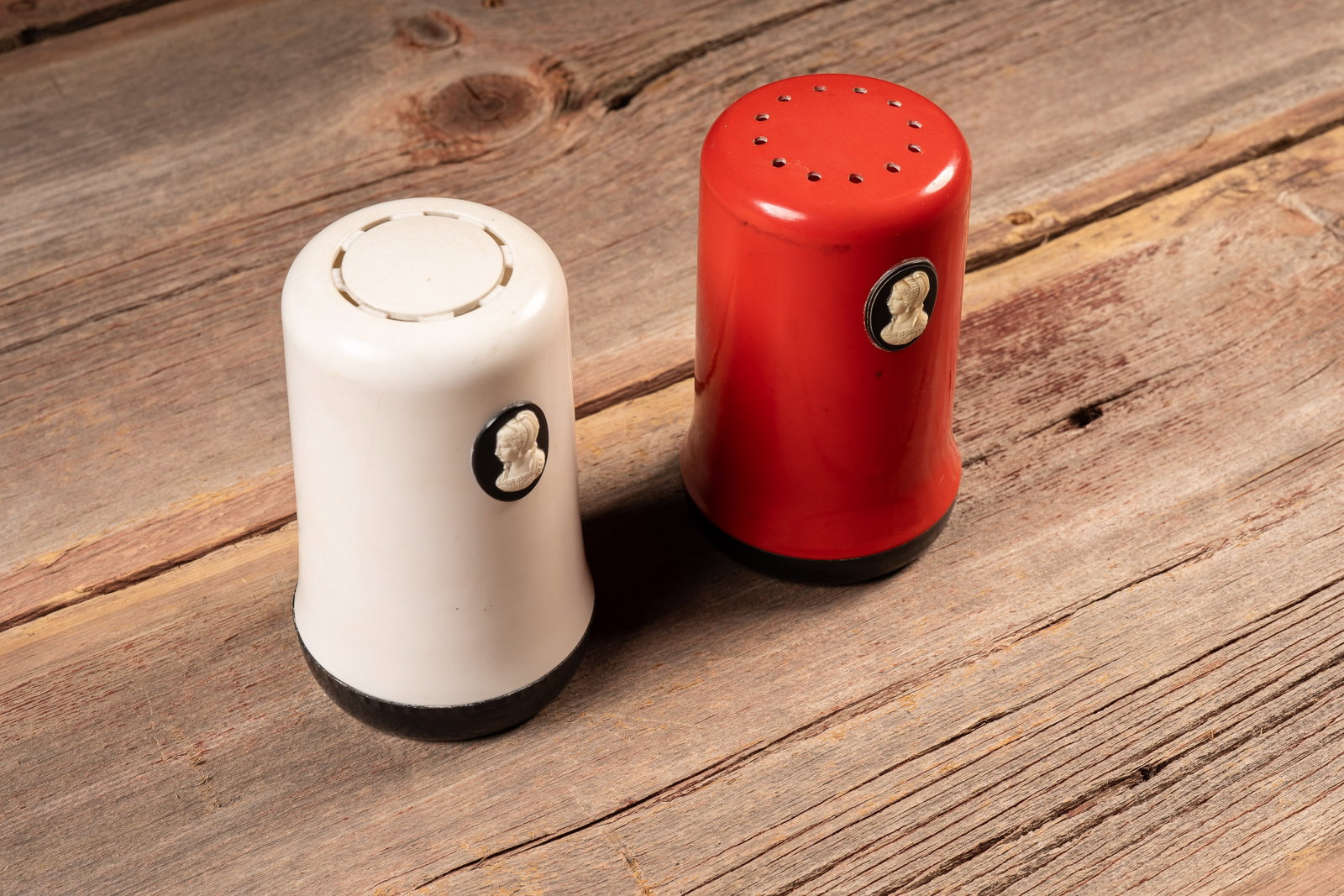Pair of Bakelite -Cameo- Cleanser Shakers: **NOTE: Any shipping quotes provided on this screen or on your Live Auctioneers invoice are provided by Live Auctioneers. In-house shipping is available on all lots. For in-house shipping quotes, plea