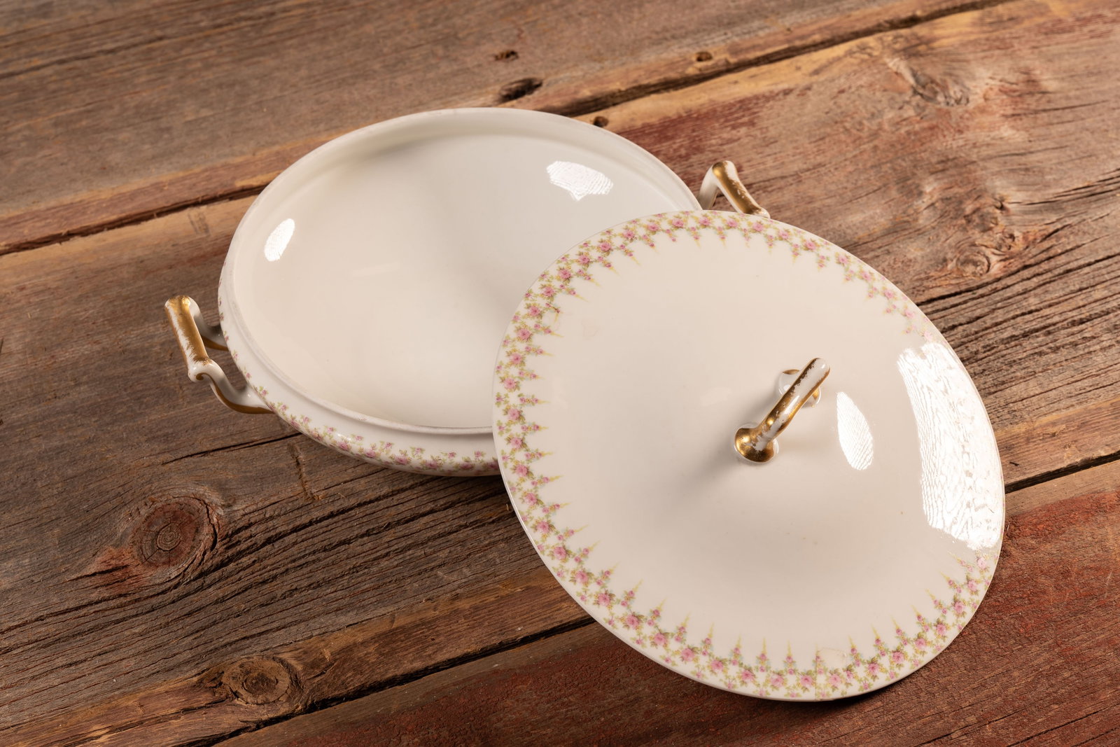 Antique Lidded Soup Tureen by Théodore Haviland: **NOTE: Any shipping quotes provided on this screen or on your Live Auctioneers invoice are provided by Live Auctioneers. In-house shipping is available on all lots. For in-house shipping quotes, plea