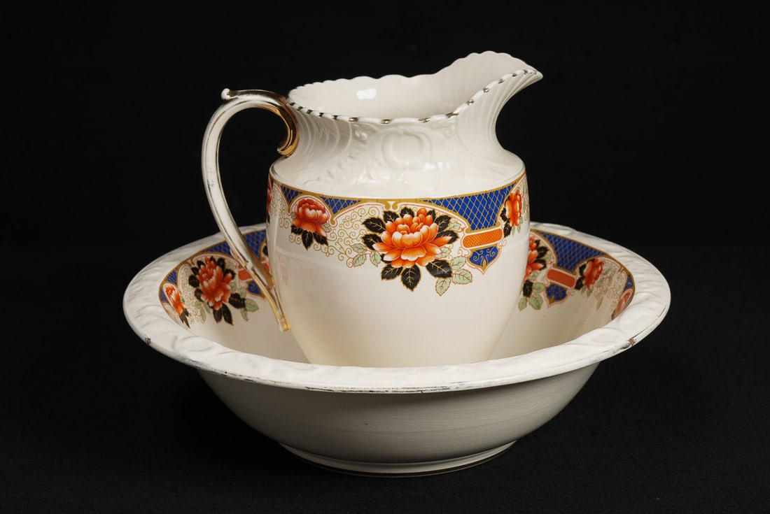 19th C. Victorian Imari Wash Basin and Pitcher Set: **NOTE: Any shipping quotes provided on this screen or on your Live Auctioneers invoice are provided by Live Auctioneers. In-house shipping is available on all lots. For in-house shipping quotes, plea