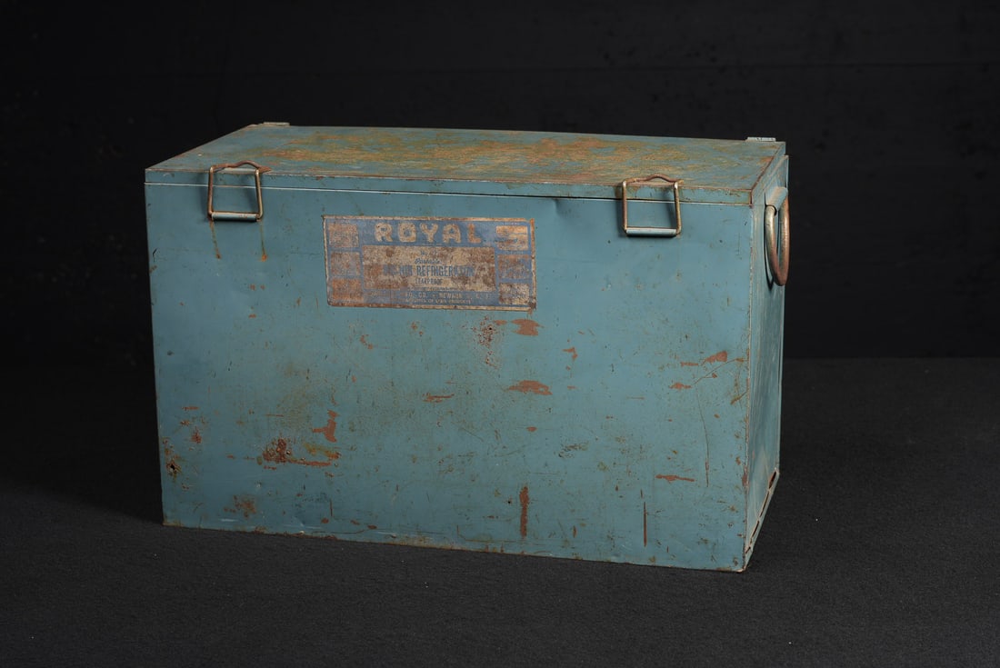 Royal No.12 Portable Pic-Nik Refrigerator: **NOTE: Any shipping quotes provided on this screen or on your Live Auctioneers invoice are provided by Live Auctioneers. In-house shipping is available on all lots. For in-house shipping quotes,