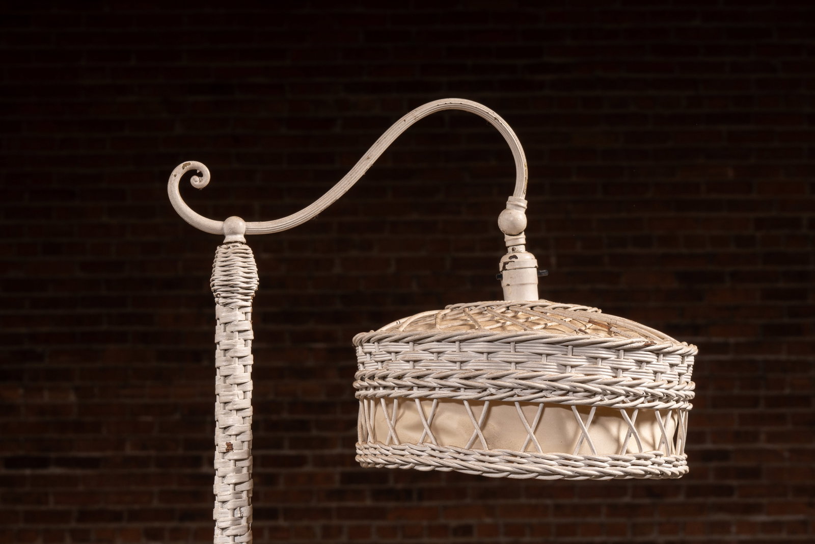White Wicker Bridge Arm Lamp - 4