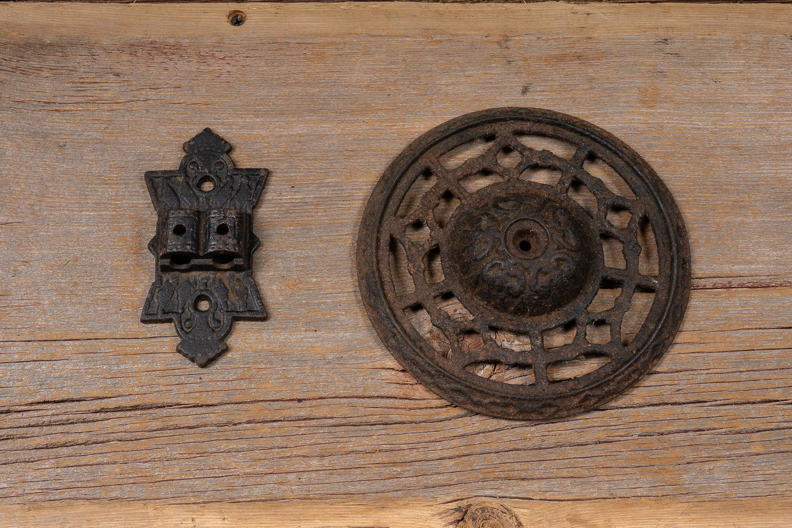 Victorian Oil Lamp Bracket and Ceiling Medallion: **NOTE: Any shipping quotes provided on this screen or on your Live Auctioneers invoice are provided by Live Auctioneers. In-house shipping is available on all lots. For in-house shipping quotes, plea