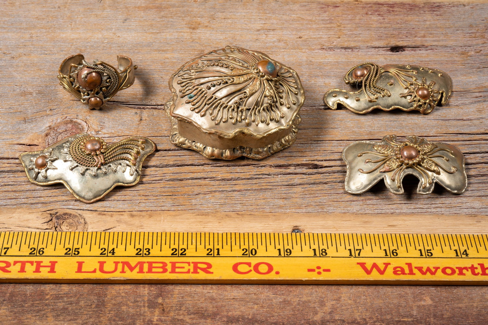 Lot Jewelry Hair Clips Bracelet Box: **NOTE: Any shipping quotes provided on this screen or on your Live Auctioneers invoice are provided by Live Auctioneers. In-house shipping is available on all lots. For in-house shipping quotes, plea