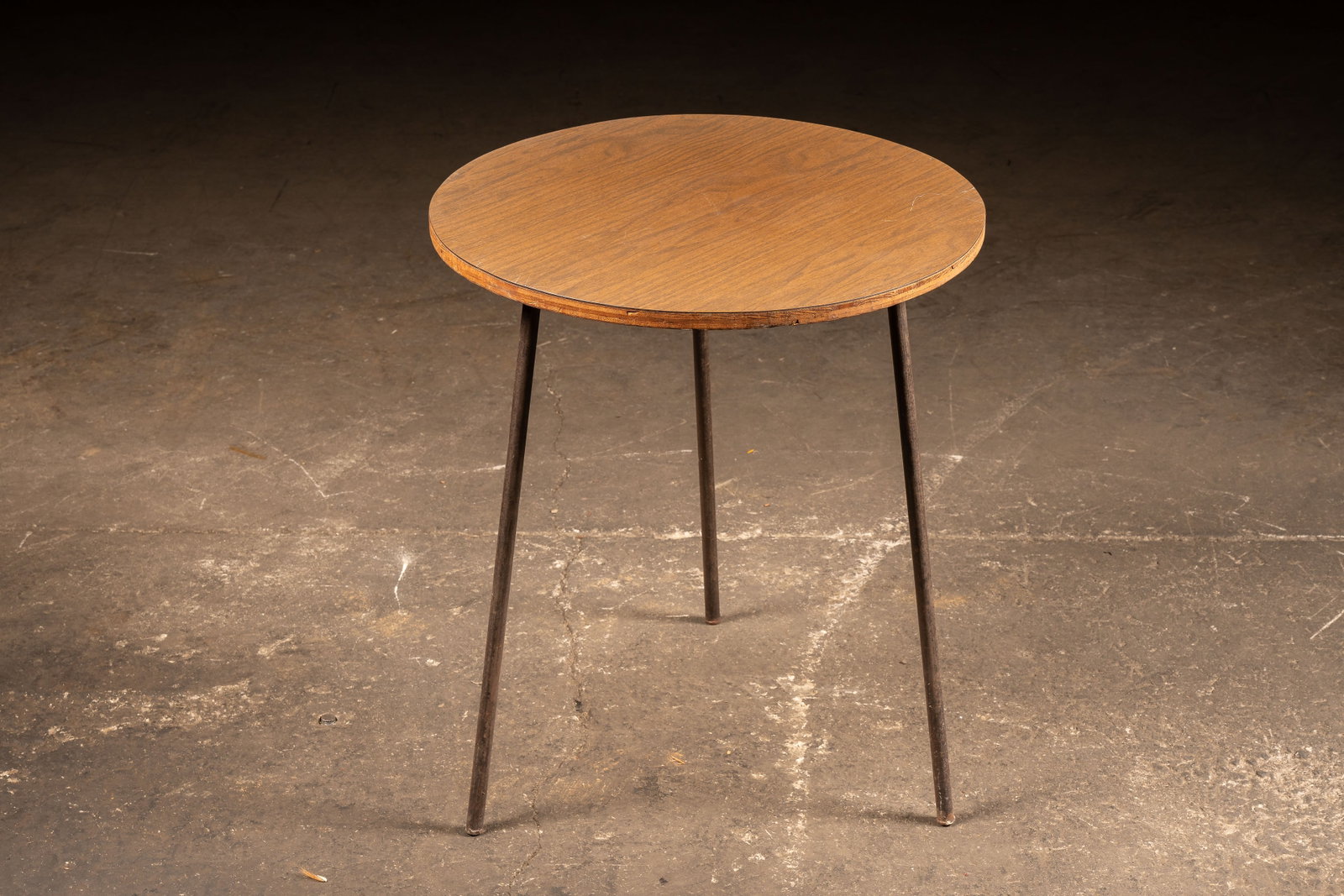 Mid Century Modern Round Hairpin Leg Side Table: **NOTE: Any shipping quotes provided on this screen or on your Live Auctioneers invoice are provided by Live Auctioneers. In-house shipping is available on all lots. For in-house shipping quotes, plea