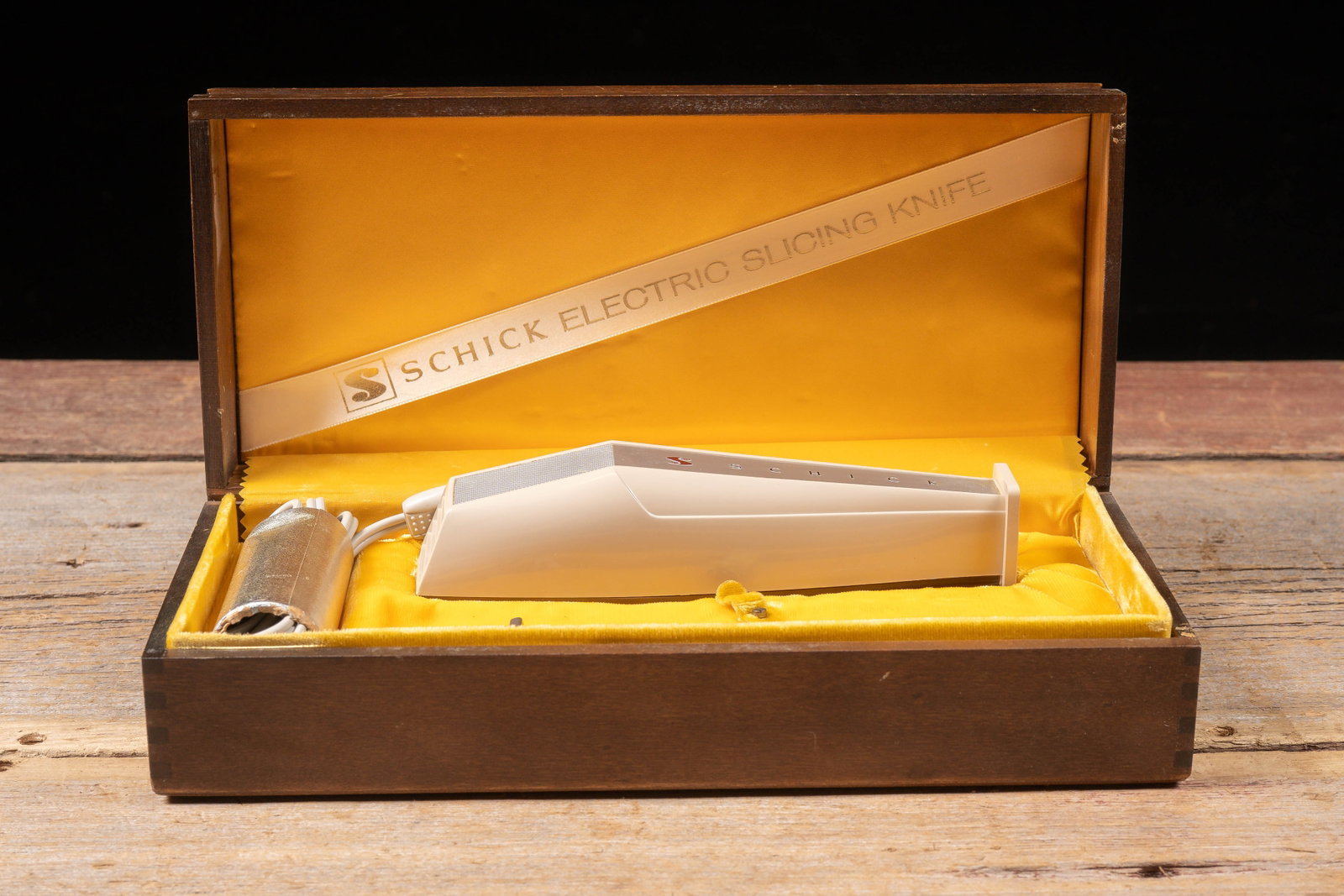 Schick Model 70 Electric Slicing Knife with Case: **NOTE: Any shipping quotes provided on this screen or on your Live Auctioneers invoice are provided by Live Auctioneers. In-house shipping is available on all lots. For in-house shipping quotes,
