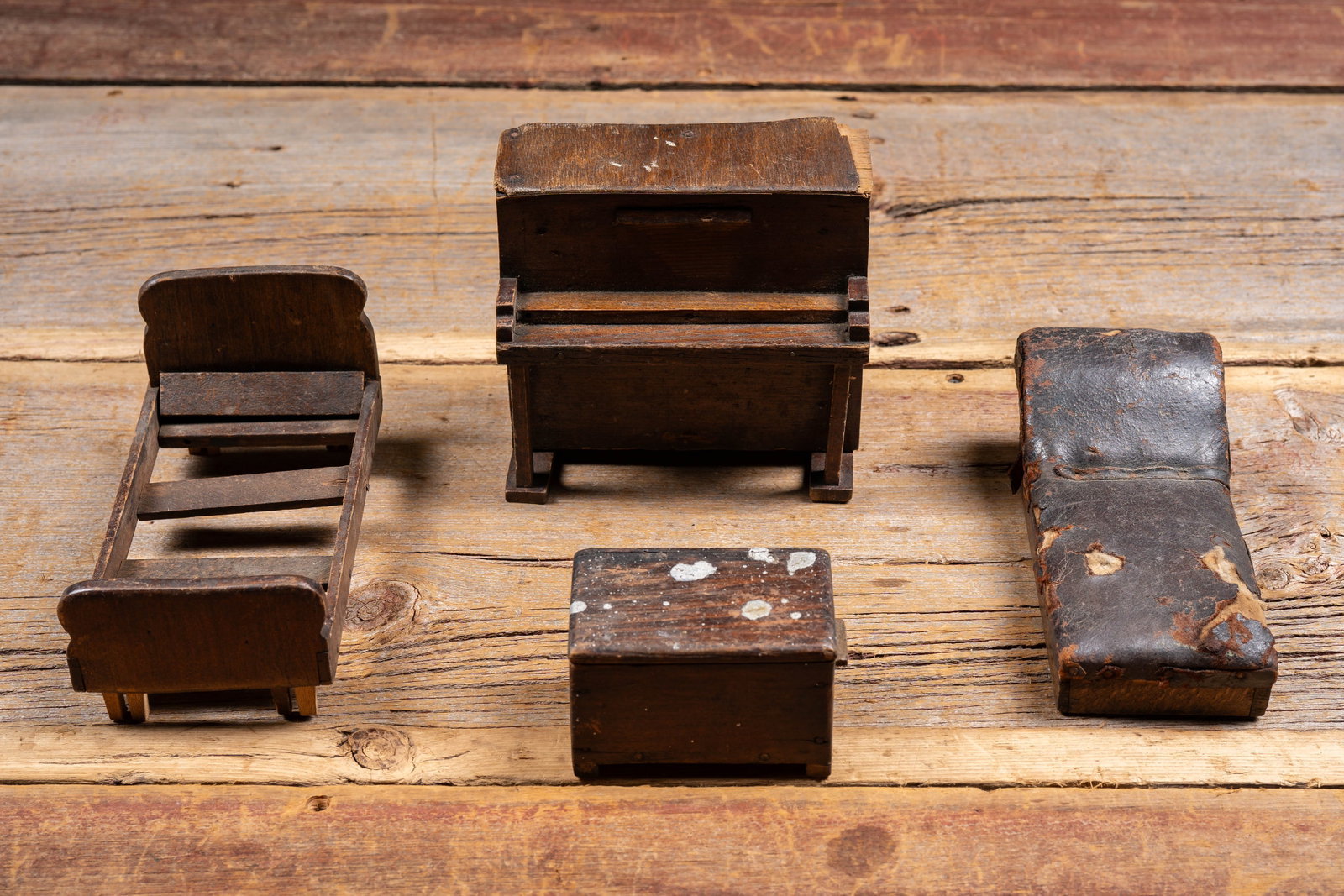 Antique Dollhouse Furniture: **NOTE: Any shipping quotes provided on this screen or on your Live Auctioneers invoice are provided by Live Auctioneers. In-house shipping is available on all lots. For in-house shipping quotes, plea