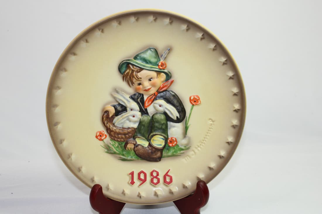 1986 Hummel Collector Plate (1 of 2)