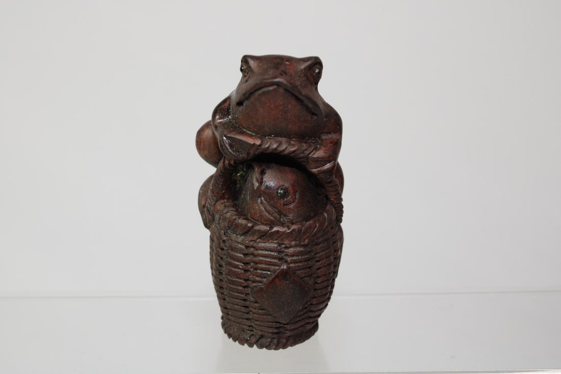 Signed Japanese Netsuke Frog (1 of 8)