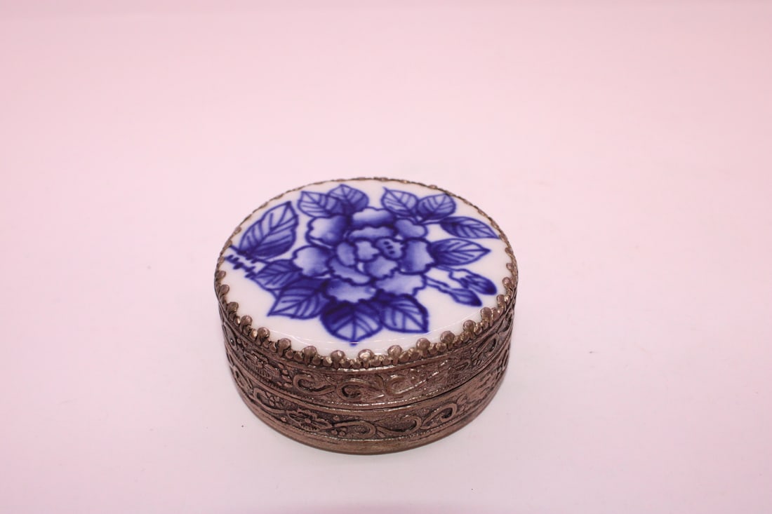 A Chinese Blue and White Trinket or Powder Box (1 of 5)