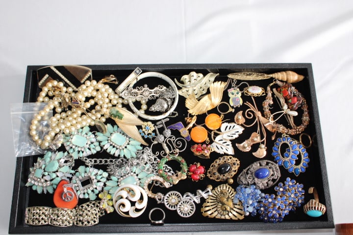 Lot of 55 Fashion Jewelry Pieces (1 of 20)