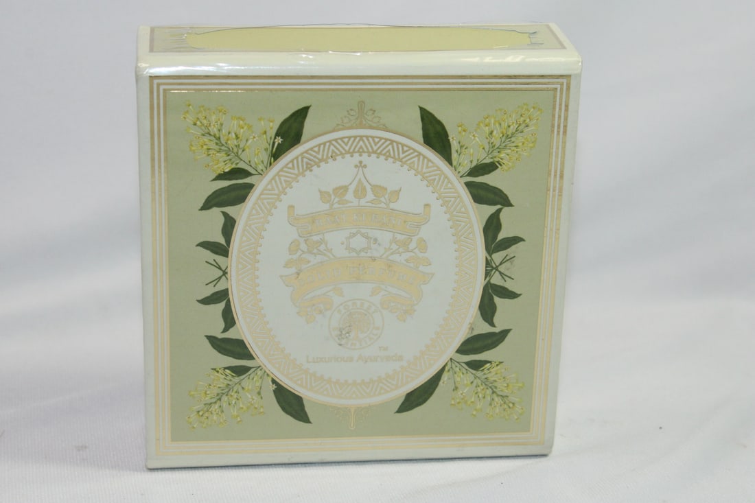 Queen of the Night Parfume (1 of 6)