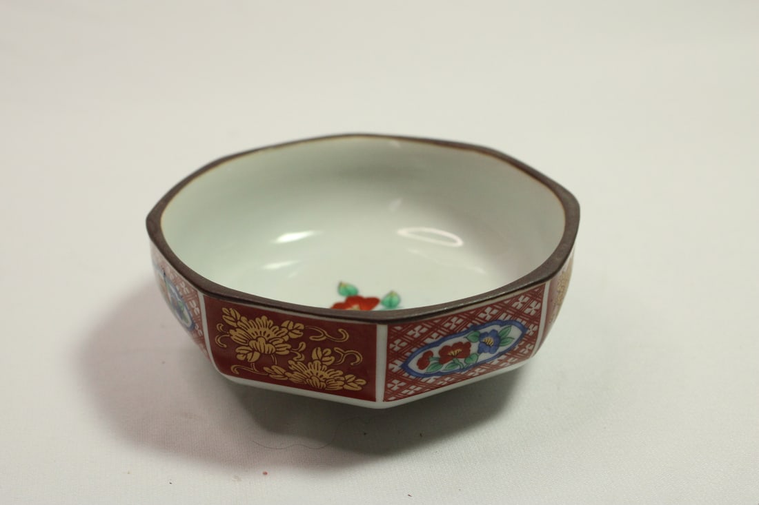Vintage Japanese Imari Porcelain Trinket Dish: marked on the bottom - 3 1/4" in diameter x 1 1/2" tall