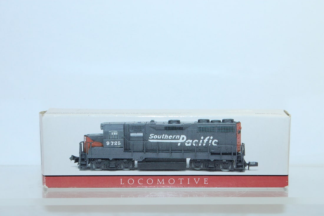 Souther Pacific Locomotive Model Train (1 of 8)