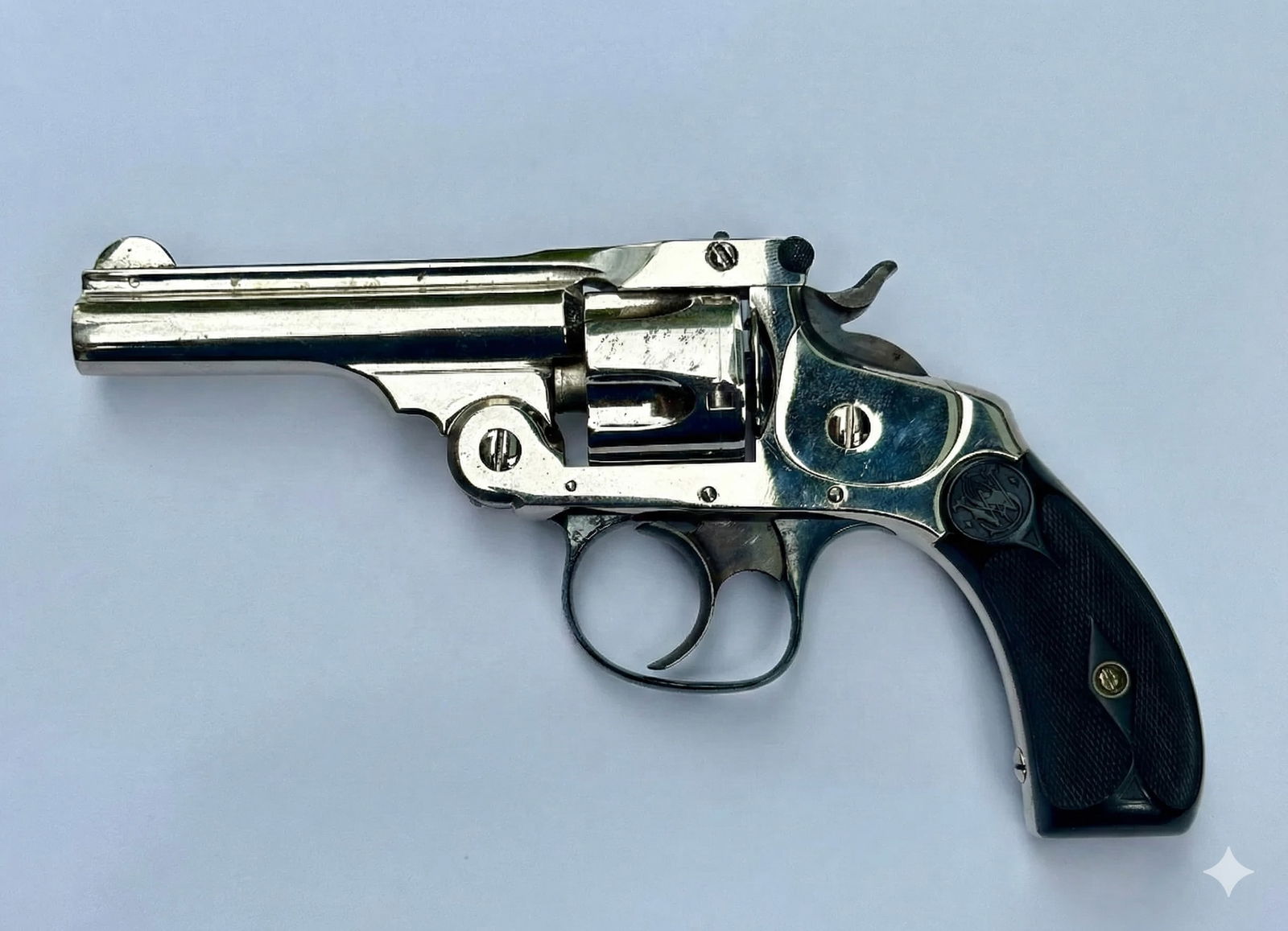 SMITH & WESSON REVOLVER