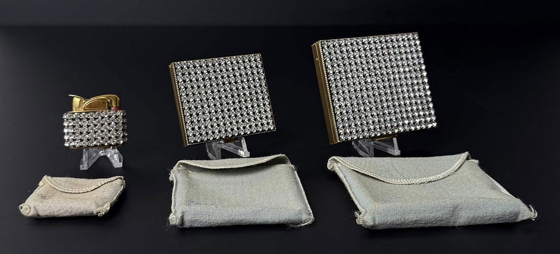 Schildkraut Evans Rhinestone Smoking Compact Set: Nice mid century grouping. Includes a ladies powder compact, and a cigarette case, both covered in rhinestones and made by Schildkraut. There is also an Evans brand rhinestone fuel lighter.