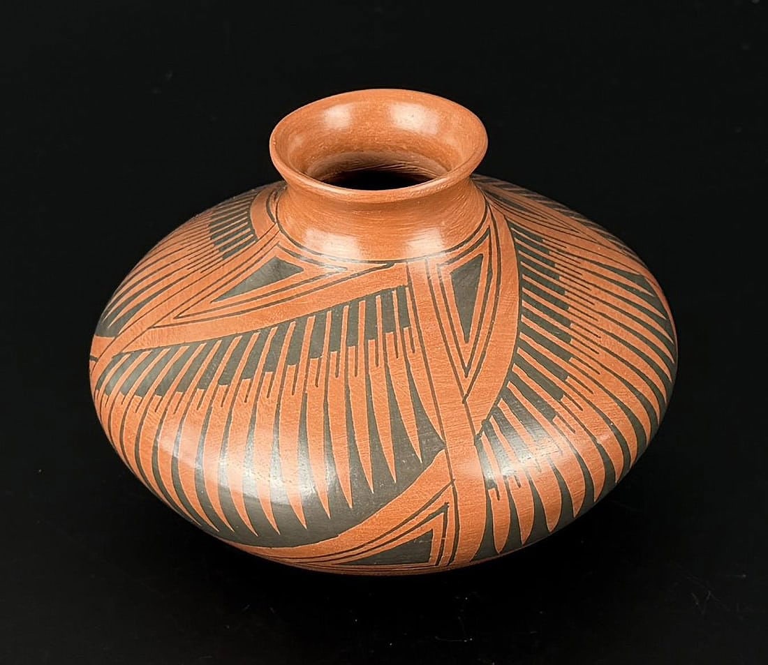 Mata Ortiz Pottery Jar Pot: 5" by 5" by 3 7/8". Provenance: Heard Museum, Phoenix, Arizona.