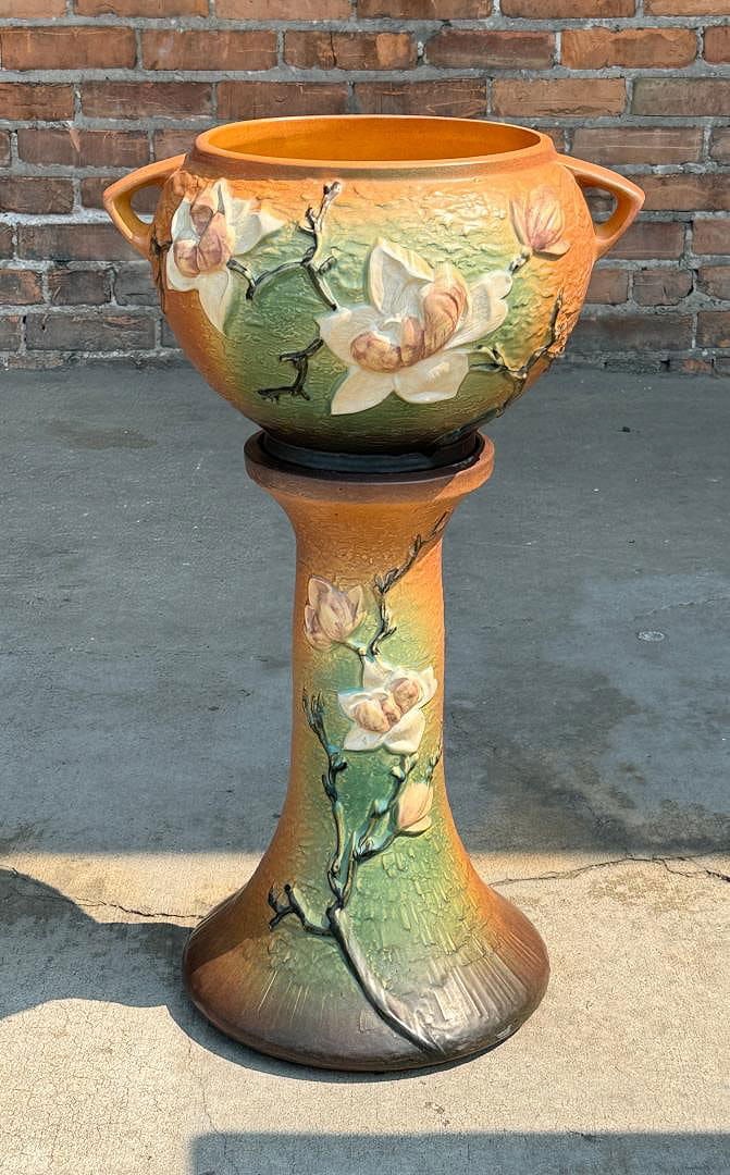 Roseville Magnolia 665-8 Pottery Jardiniere: 25" tall