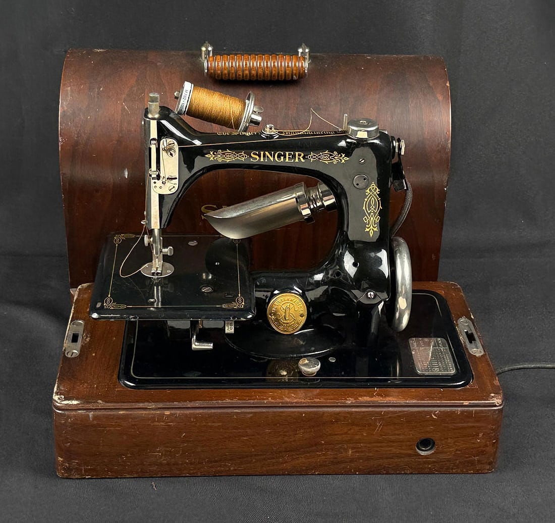 Singer Model 24-62 Sewing Machine: Untested.