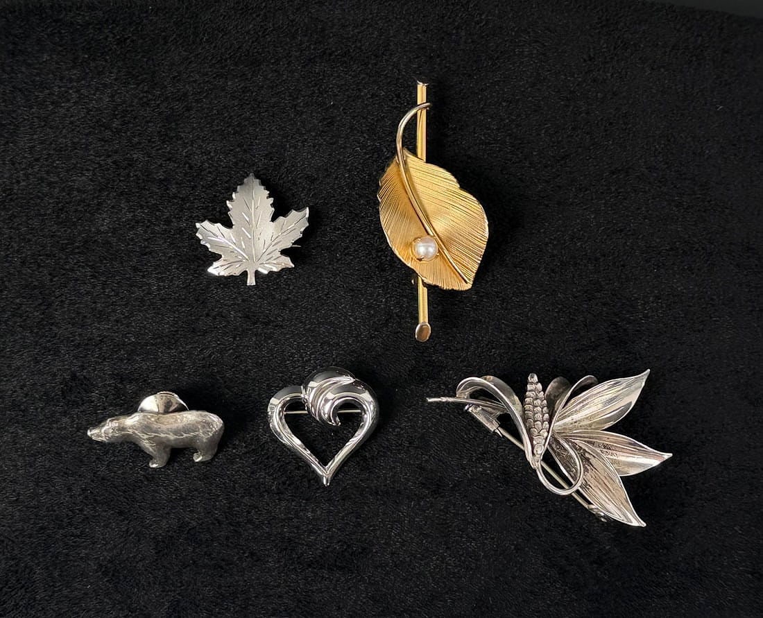 Collection of Sterling Silver Brooches: Nice grouping. 20.73 grams total weight.