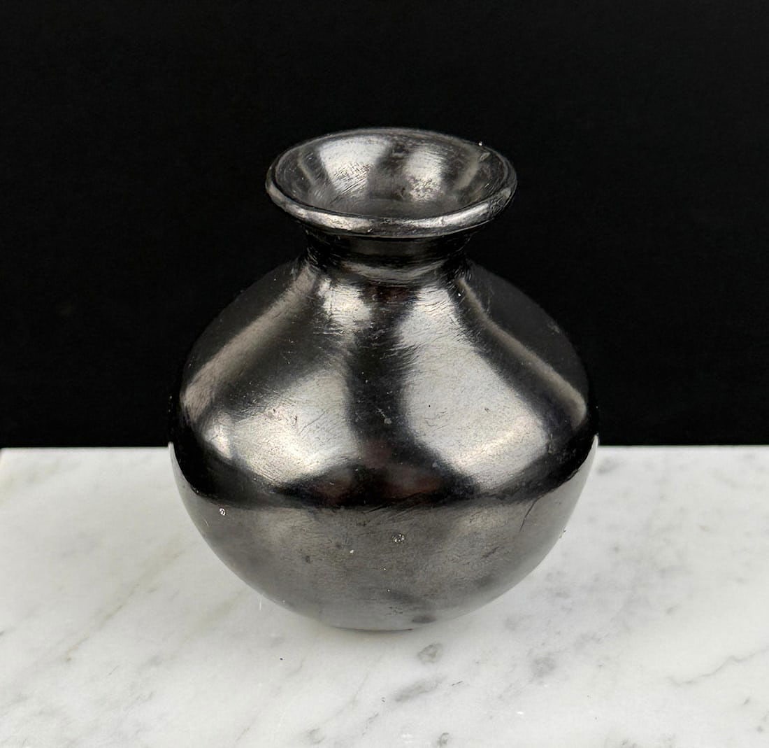 Matilde Quezada Mata Ortiz Miniature Pot: 2 1/8" tall, 2" diameter.