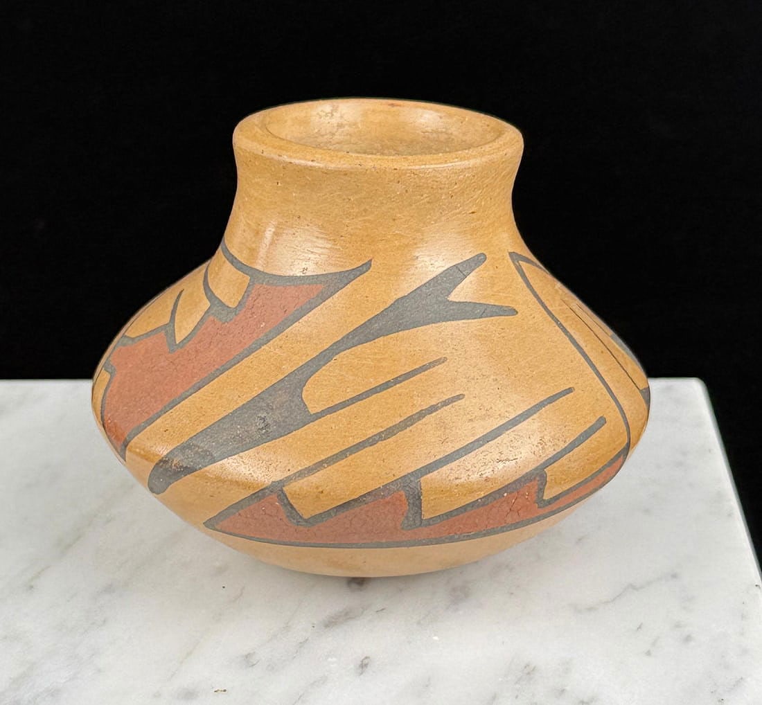 Mata Ortiz Pot: This pot is signed I. Ro on the bottom. 2 1/4" by 2 7/8" by 3"