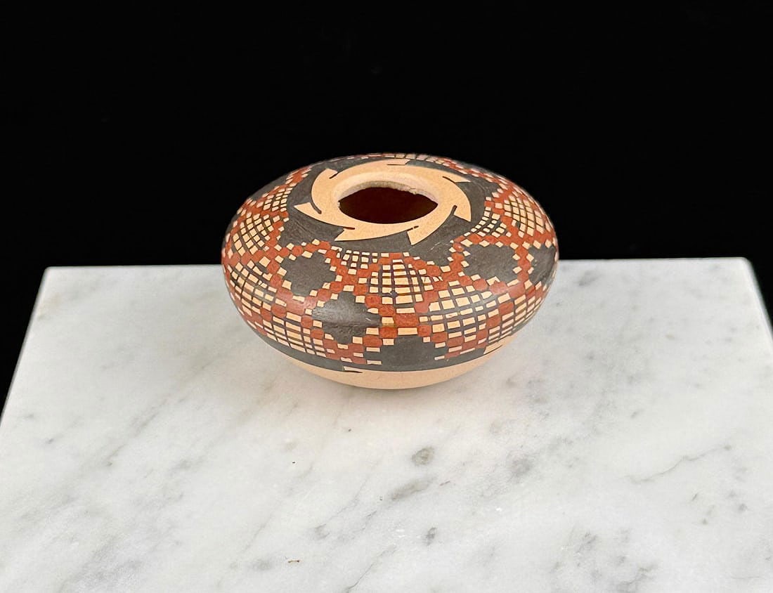Chele Acosta Mata Ortiz Pottery Seed Pot: 1" by 1 3/4" by 2"