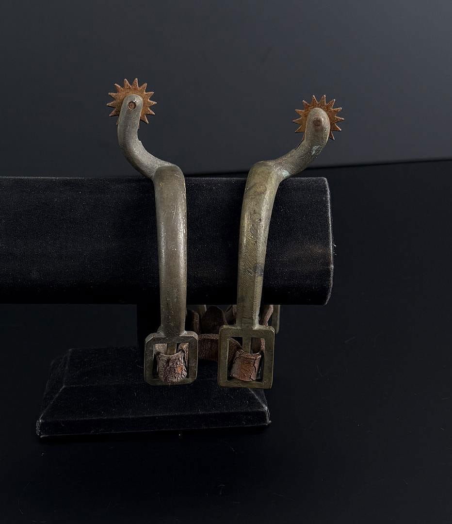WWI WW1 1903 RIA Brass Cavalry Spurs: Mismatched rowels. Leather is brittle.