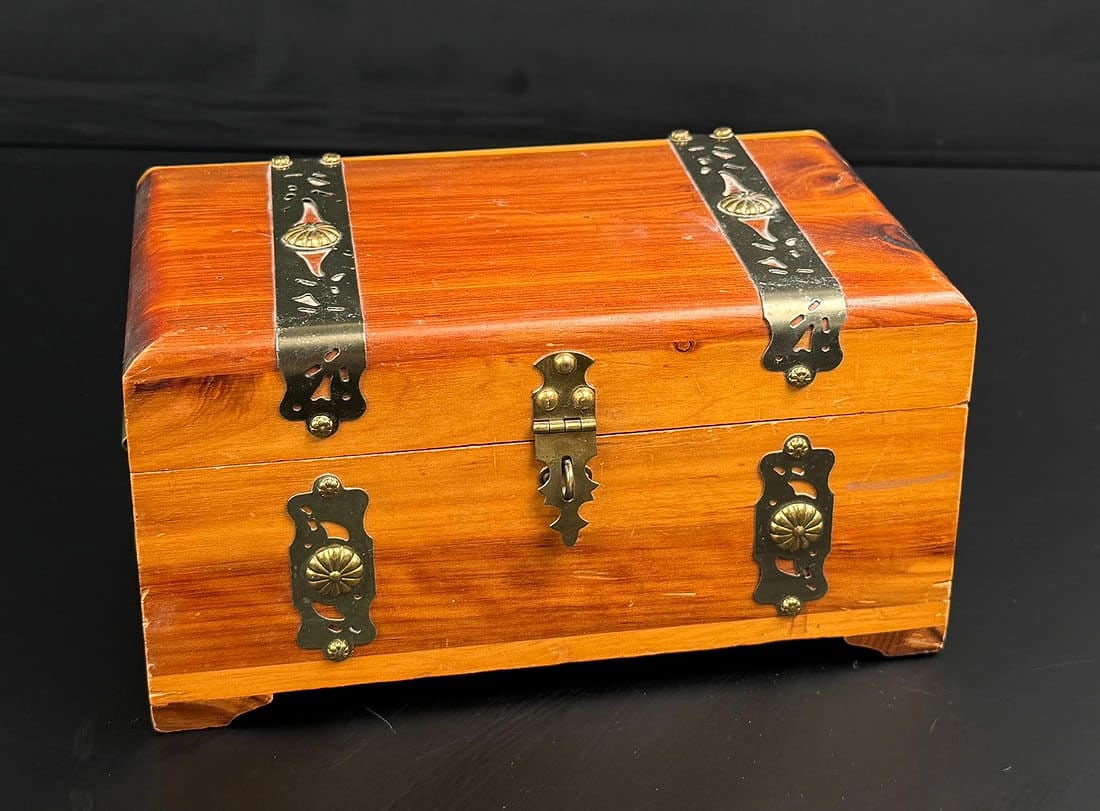 Peterson Brothers Cedar Dresser Box: Measures 9" by 5 1/2" by 4 1/2"