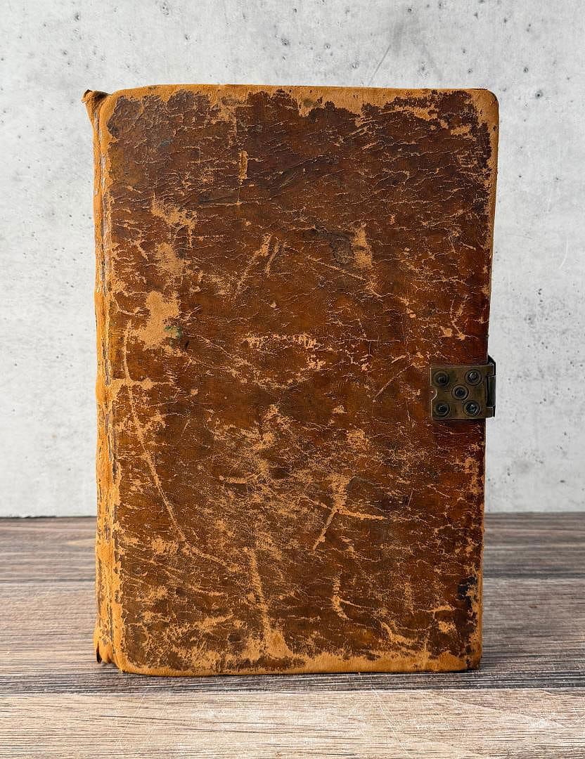 1560 Large Leather Bound Geneva Holy Bible: No title page or date. Published by Myles Coverdale and William Whittingham. Released between the time of the Great Bible (Crammers, 1539) and the Bishops Bible which went into publication in 1568. Pa