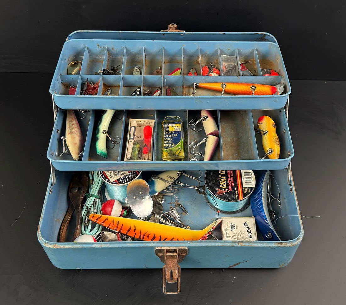 Antique Fishing Tackle Box & Contents: Nice grouping