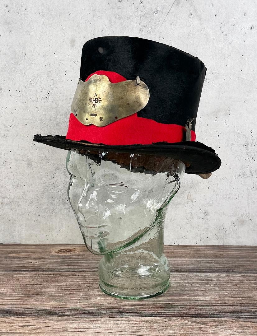 Crow Montana Native American Indian Top Hat: Has a reproduction Hudsons Bay Gorget and Beaver.