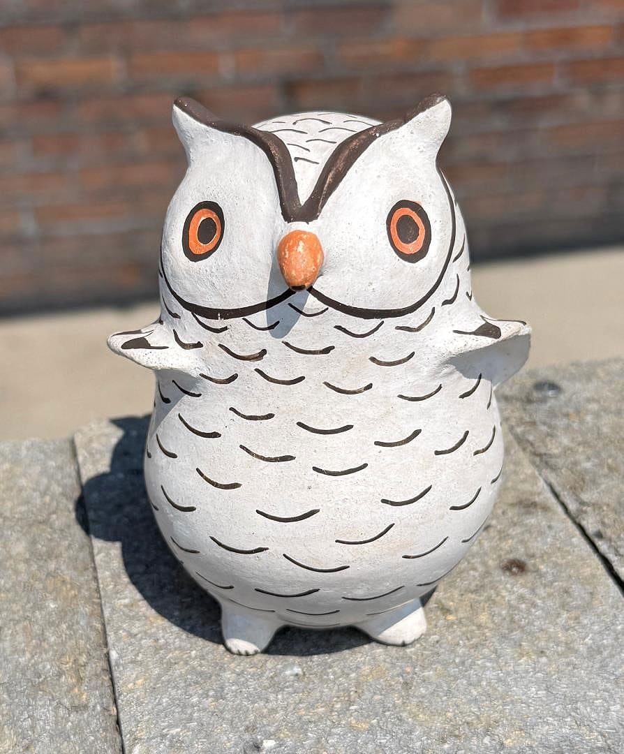 Marie Zieu Chino Acoma Pueblo Pottery Owl: 4 1/2" tall, 3" diameter.