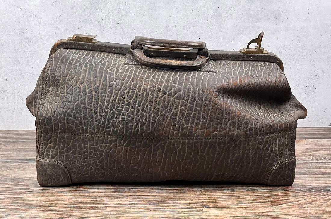 Montana Frontier Walrus Leather Doctors Bag: One of the clasps won't shut. 12 3/4" by 12 3/4" by 22 7/8".