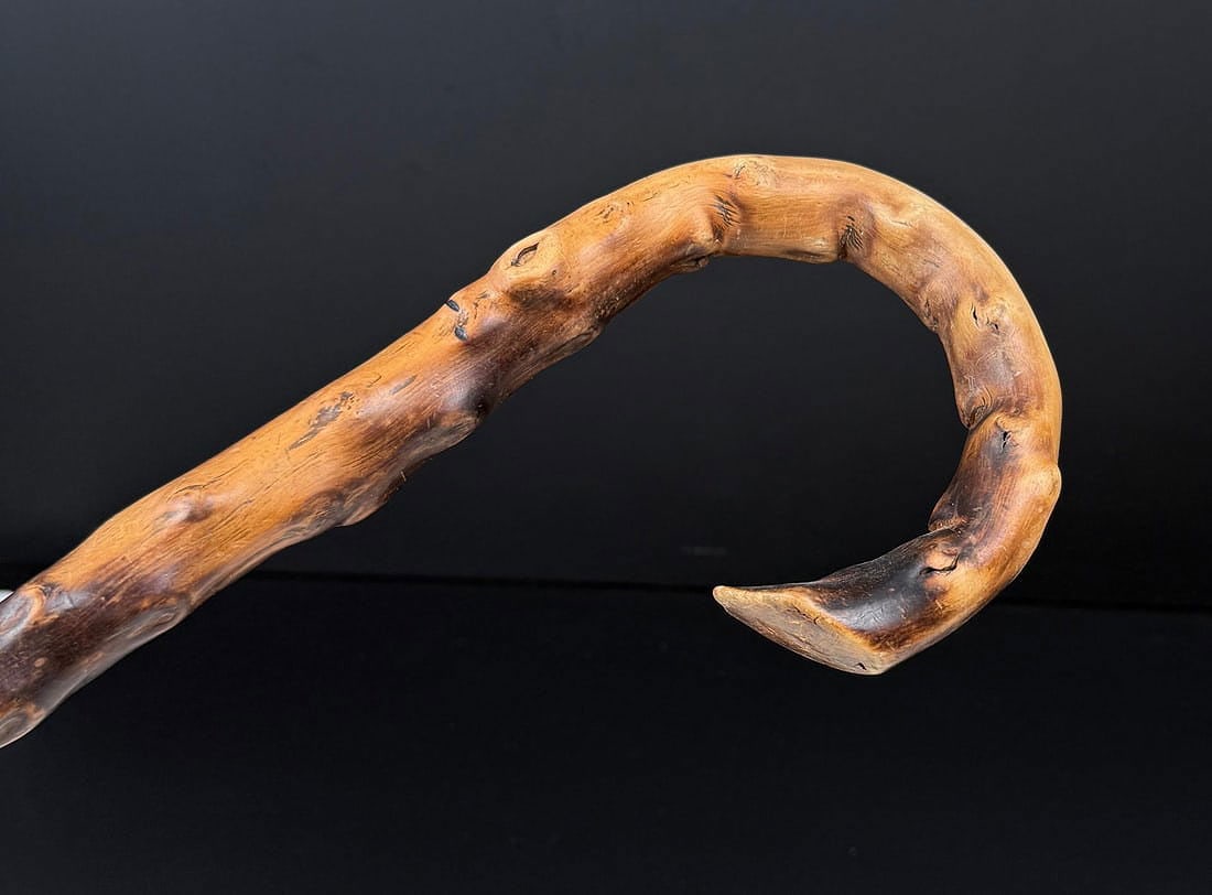 Antique Carved Briarwood Cane Walking Stick: 32" long.