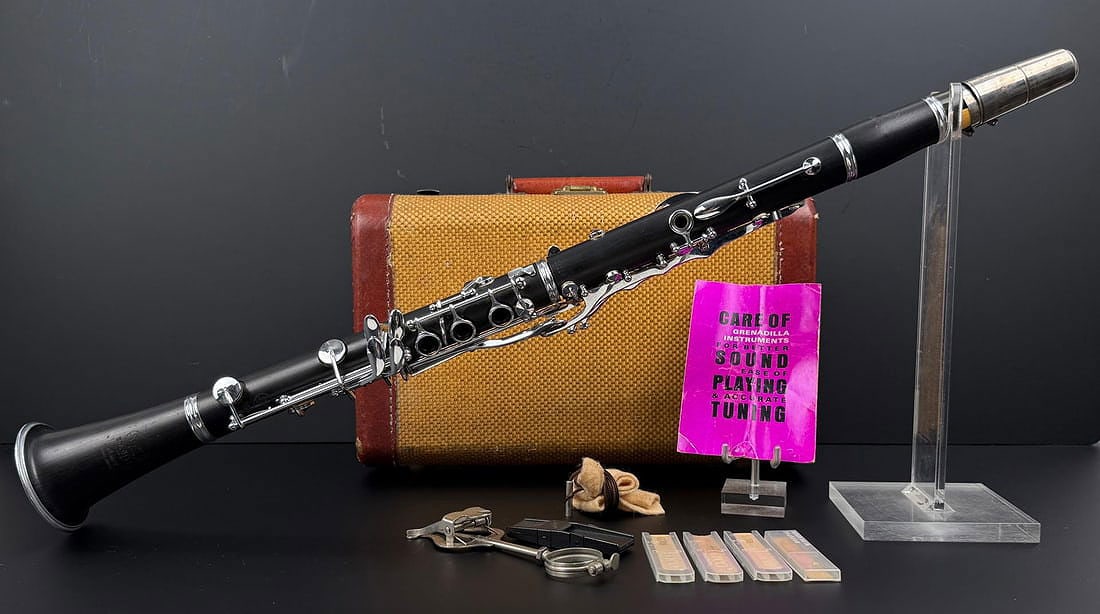 Selmer Signet HS Soloist Clarinet: Model number 16119, likely from the 1950s. Comes with brand new reeds, cleaning cloth, its original case and music reader clip-on.