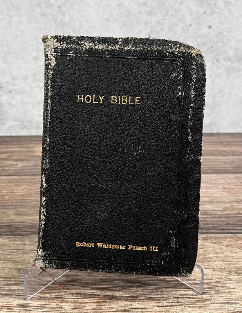 Holy Bible: Old and New Testaments. The world publishing company. 1945
