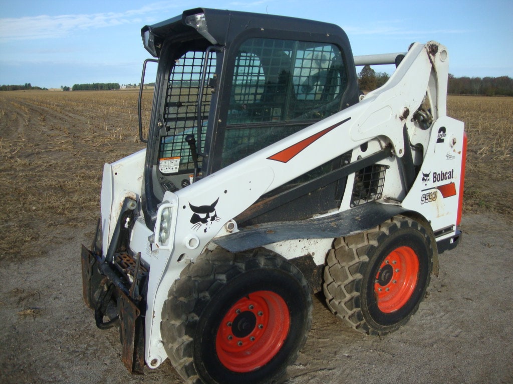 Bobcat S-590 Skid Steer: Bobcat S-590 Skid Steer all season cab 1820 Hrs SN#AR9R17648