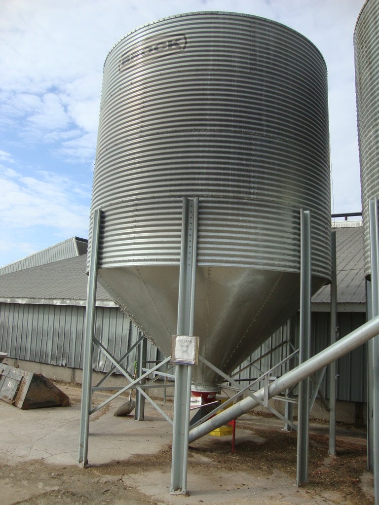 Brock 4 ring upright feed bin: Brock 4 ring upright feed bin w/elec unloading auger